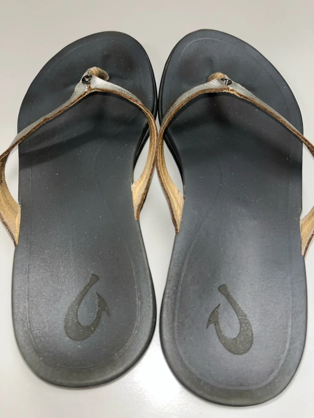 OluKai Metallic Gold Strap Gray Footbed Sandals Size 7